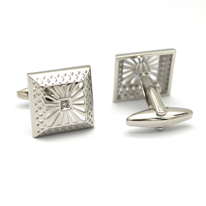 Gemelos recortados de metal de diseñador para hombre Nuevo lanzamiento para regalo de compromiso Boda o fiesta - Product Image 1