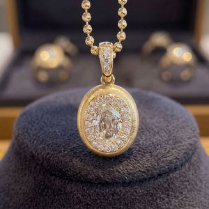 Collier pendentif en diamant de laboratoire brossé taille ovale Amber Jewels, plaqué or 18 carats, bijoux de luxe avec certification IGI pour femme - Product Image 3