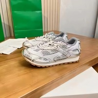Sneakers de course rétro unisexes de luxe avec panneaux en mesh, lacets graphiques contrastés, semelle extérieure robuste antidérapante, chaussures décontractées pour l'hiver/le printemps