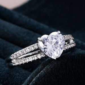 Anello da donna con zirconi intarsiati a forma di cuore, design elegante per feste di fidanzamento, regalo di gioielli da dito impilabile per tutti i giorni - Product Image 4