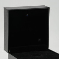 Boîte à bijoux de luxe en cuir PU noir avec fermeture magnétique, éclairage LED, rangement pour montres et revêtement UV
