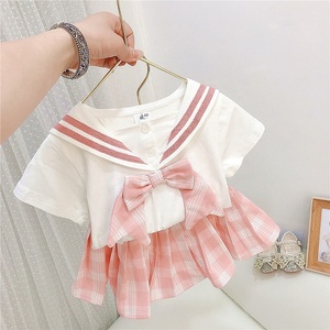 Set di Abbigliamento per Bambine con Top con Fiocco Stile Marinaio e Gonna Plissettata a Quadri Rosa - Product Image 2