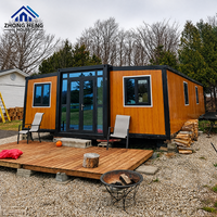 Maison modulaire préfabriquée moderne avec extérieur imitation bois, double porte en verre, plusieurs fenêtres, maison modulaire portable