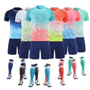 Vente en gros d'usine 2024 vêtements de service OEM maillot de football rétro en gros uniformes d'équipe vêtements de football ensemble de football