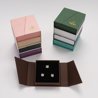 Boîte à bijoux en carton à double porte avec logo personnalisé, boîte à collier, boîte à pendentif, boîte à boucles d'oreilles de luxe avec rubans