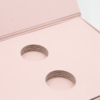 Luxuriöse, individuell gestaltbare, umweltfreundliche, rosafarbene, buchförmige Schmuckschatulle aus magnetischem Hartpapier mit zwei ausgestanzten Einsätzen für Hochzeit und Verlobung