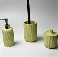 Ensemble d'accessoires de salle de bain en résine à nervures verticales : Distributeur de savon, Porte-brosse WC, Récipient de rangement pour coton-tiges, Organisateur de vanité de salle de bain