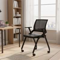 Chaise de formation moderne pliable et empilable avec roulettes, dossier en maille et accoudoirs fixes pour salles de conférence et de réunion