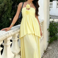 Robe longue d'été fluide en mousseline de soie douce et aérienne avec décolleté halter et découpe en forme de clé, ornée de roses 3D, à plusieurs couches, coupe trapèze, pour femme