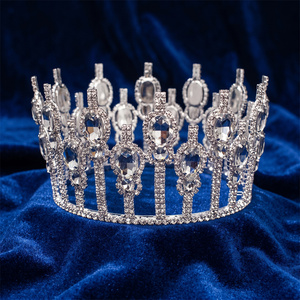 Corona da Regina Personalizzata con Medaglione Ovale, Pilastro Sovrapposto, Altezza Alternata, Strass in Vetro Sfaccettato, Fascia Circolare Completa - Product Image 1