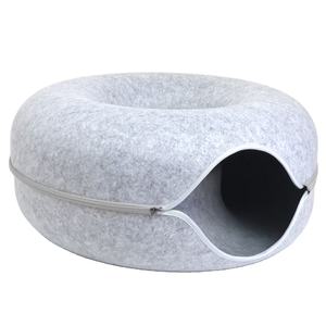 Túnel de gato de fieltro de poliéster personalizado, forma de donut, juguete fundido en molde para mascotas con embalaje OEM - Product Image 1