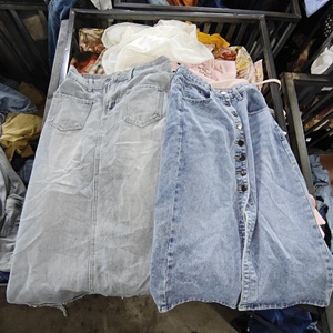 Jupes en jean durables en tissu denim de haute qualité, idéales pour le quotidien, tenues d'été dans les tropiques, vêtements de seconde main - Product Image 1