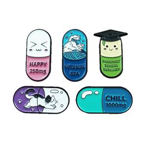 Broche de Cápsula con Diseño de Dibujos Animados y Texto en Inglés, Accesorio de Aleación para Ropa y Mochilas - Product Image 5