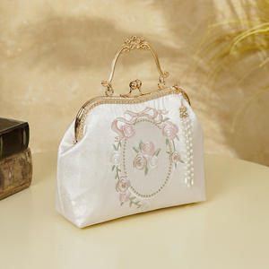 Sac à main vintage brodé de roses de <span class=keywords><strong>Versailles</strong></span>, accessoire national pour Qipao, banquet, blanc, deux chaînes, fermeture magnétique, léger - Product Image 3