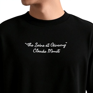 เสื้อสเวตเชิ้ตคอกลมสีดำพร้อมคำคม "ความลับของโรสแมรี่" โดยชิมามันดา งโกซี อดิชีชุดลำลองสำหรับผู้ชาย - Product Image 4