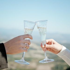 Ensemble de couteau et fourchette à gâteau de mariage dorés avec figurines mariés, verres à champagne, coupe-gâteau MR/MRS et flûtes à champagne pour cadeau - Product Image 5