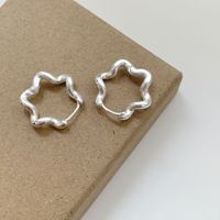 Boucles d'oreilles géométriques en forme de fleur, mode polyvalente, style simple et original, cadeau pour femme, pour les fêtes et le quotidien, bijoux