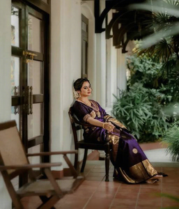 Sari de Seda Suave Morado con Borde de Zari Dorado, Estilo Kanchipuram, para Bodas Tradicionales Indias, Invierno, Sin Arrugas, Protección Solar - Product Image 1