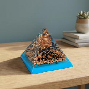 Pyramide d'orgonite de haute qualité pour la thérapie Reiki avec motif d'amour sculpté en agate - Art écologique de collection - Modèle Gujarat Orgone-007 - Product Image 2