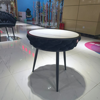 Table basse de qualité supérieure avec accents dorés, texture haut de gamme, design moderne pour salon, usage hôtelier, matériau en marbre