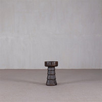 Table sur pied en bois sculptée et texturée, d'inspiration tribale, pour la décoration intérieure