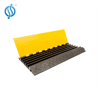 PVC caoutchouc polyuréthane piéton trafic véhicules fil garde ADA conforme fauteuil roulant accessible câble protecteur câble rampes