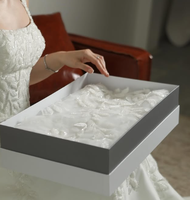 Boîte de colisage rigide à couvercle et base personnalisée, 1600 g/m², impression quadrichromie mate, estampage à chaud, logo noir, boîte pour robe de mariée
