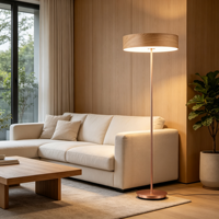 Lampe sur pied moderne à effet bois, finition or rose, avec base ronde en métal, design minimaliste pour salon