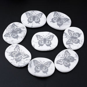 <span class=keywords><strong>Prix</strong></span> usine pierre précieuse howlite blanche pierre papillon motif de transfert UV pierre totem - Product Image 5