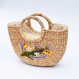 Sac en jacinthe d'eau tressé en forme de demi-lune avec poignée en rotin – Fleurs en ruban brodées à la main de haute qualité - Product Image 6