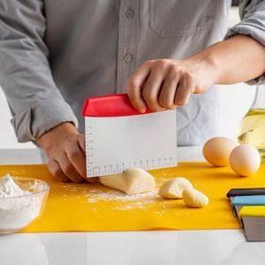 Grattoir de cuisine multifonction en acier inoxydable personnalisé, outil de pâtisserie, grattoir à grillades et coupe-pâte - Product Image 1
