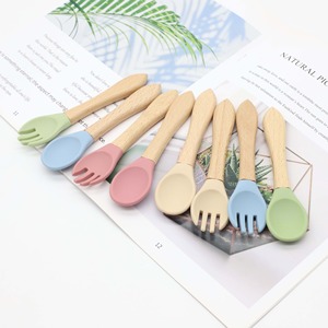 Juego de Cuchara y Tenedor de Silicona para Bebé, sin BPA, de Grado Alimenticio, con Mango de Madera, para Niños Pequeños, Cubiertos para la Hora de Comer - Product Image 2