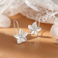 Zierliche 925 Silber Satin-Blumen Hakenohrringe S925 Silber Vierblättrige Hängeohrringe