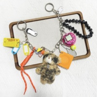 Sac de haute qualité JS, adorable porte-clés en peluche moelleuse en forme d'ours en peluche, breloques suspendues, chaîne de sac à main argentée avec pendentifs en forme de dés et de baseball