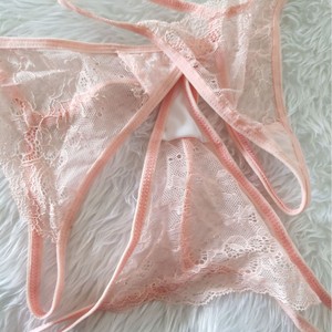 Culottes string en dentelle taille basse pour femmes, respirantes, transparentes, couleur rose - Product Image 1