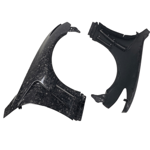 Parafango Anteriore Ventilato in Fibra di Carbonio Marca YT, Adatto per Infiniti G37 Coupé e Berlina Quattro Porte (Modelli 2007 - 2013) - Product Image 2