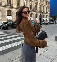 Manteau trench court chic en faux daim marron style vintage avec revers crantés et ceinture pour femme – Collection Automne Hiver