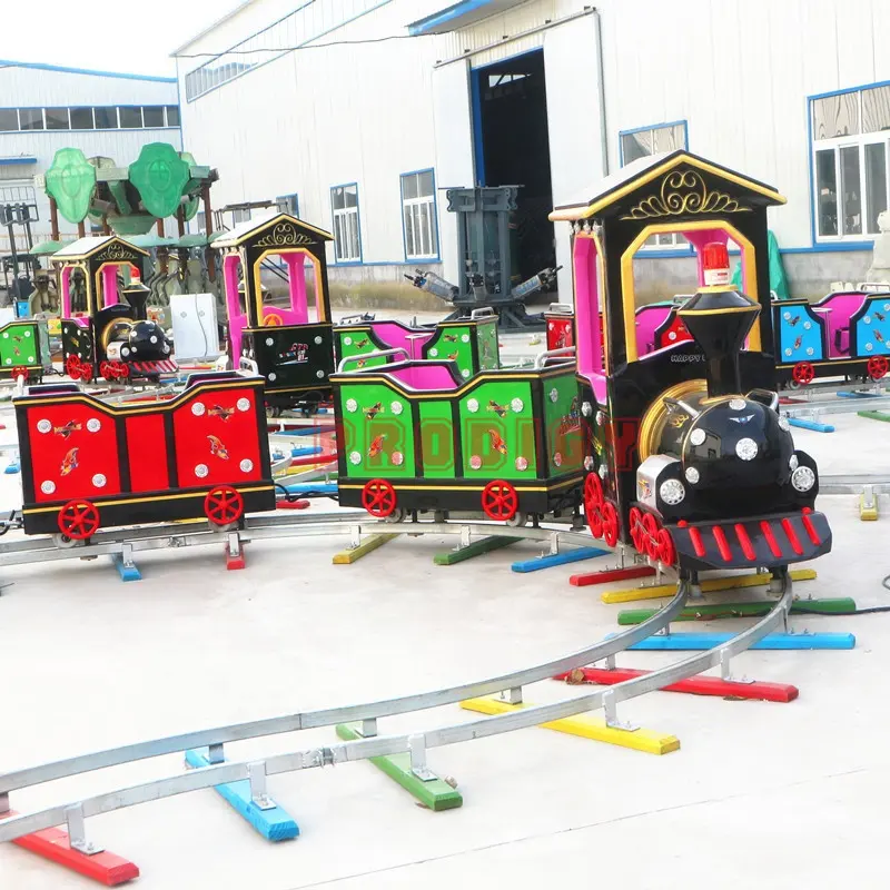 遊園地の子供たちが電気電池式の電車に乗る