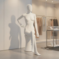 Mannequin féminin assis en fibre de verre mat, directement de l'usine, plusieurs poses et couleurs disponibles, personnalisation du logo OEM prise en charge