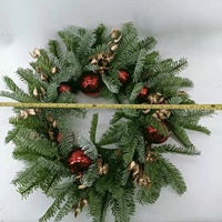 Karangan Bunga Natal dari Daun Pinus