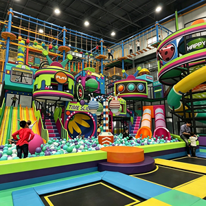 Solution tout-en-un : équipement de terrain de jeu intérieur coloré sur <span class=keywords><strong>le</strong></span> thème de la science-fiction pour enfants, grand centre de jeux souple avec toboggans, zones d'escalade et piscine à balles - Product Image 1