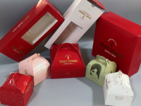 Boîte d'emballage alimentaire jetable haut de gamme avec gaufrage, pelliculage brillant/mat, et pochettes personnalisées pour gâteaux, chips et plus