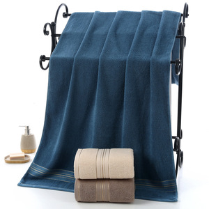 Serviette de bain Kim Ryan 70x140cm en polyester et coton, douce et absorbante, pour usage hôtelier - Product Image 1