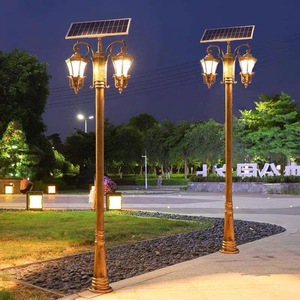 Lampe solaire LED extérieure en aluminium de style européen, double tête, sur poteau haut, pour jardin et aménagement paysager, éclairage de rue, indice de protection IP65, garantie 5 ans - Product Image 2