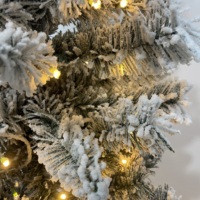 Ensemble d'arbres de Noël floqués de neige de haute qualité, 4 pieds/5 pieds/6 pieds, pré-éclairés avec lumières LED blanc chaud, vente en gros d'usine, décoration intérieure pour les fêtes