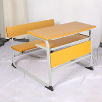 Meubles de classe : Ensemble bureau et chaise d'écolier en bois grainé, banc combiné avec étagère de rangement, fente pour stylo, cadre métallique