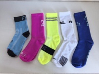 Chaussettes de sport pour hommes en coton 100% avec logo personnalisé, nouveau design, broderie jacquard, chaussettes hautes tendance pour le printemps