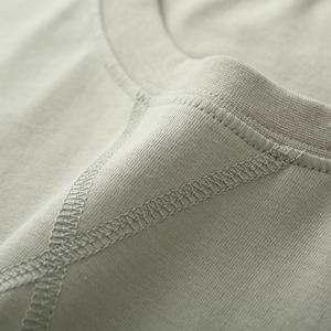T-shirt Premium <span class=keywords><strong>Homme</strong></span> à Manches Longues et Ourlet Courbé, Col Rond Brodé, Coupe Longue – Fournisseur en Gros OEM ODM Personnalisé - Product Image 2