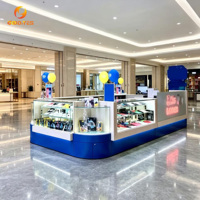 Kiosco de Venta de Fundas para Celulares, Diseño Curvo en Madera Clara, Mostrador de Servicio con Vitrina de Vidrio y Almacenamiento con Cerradura