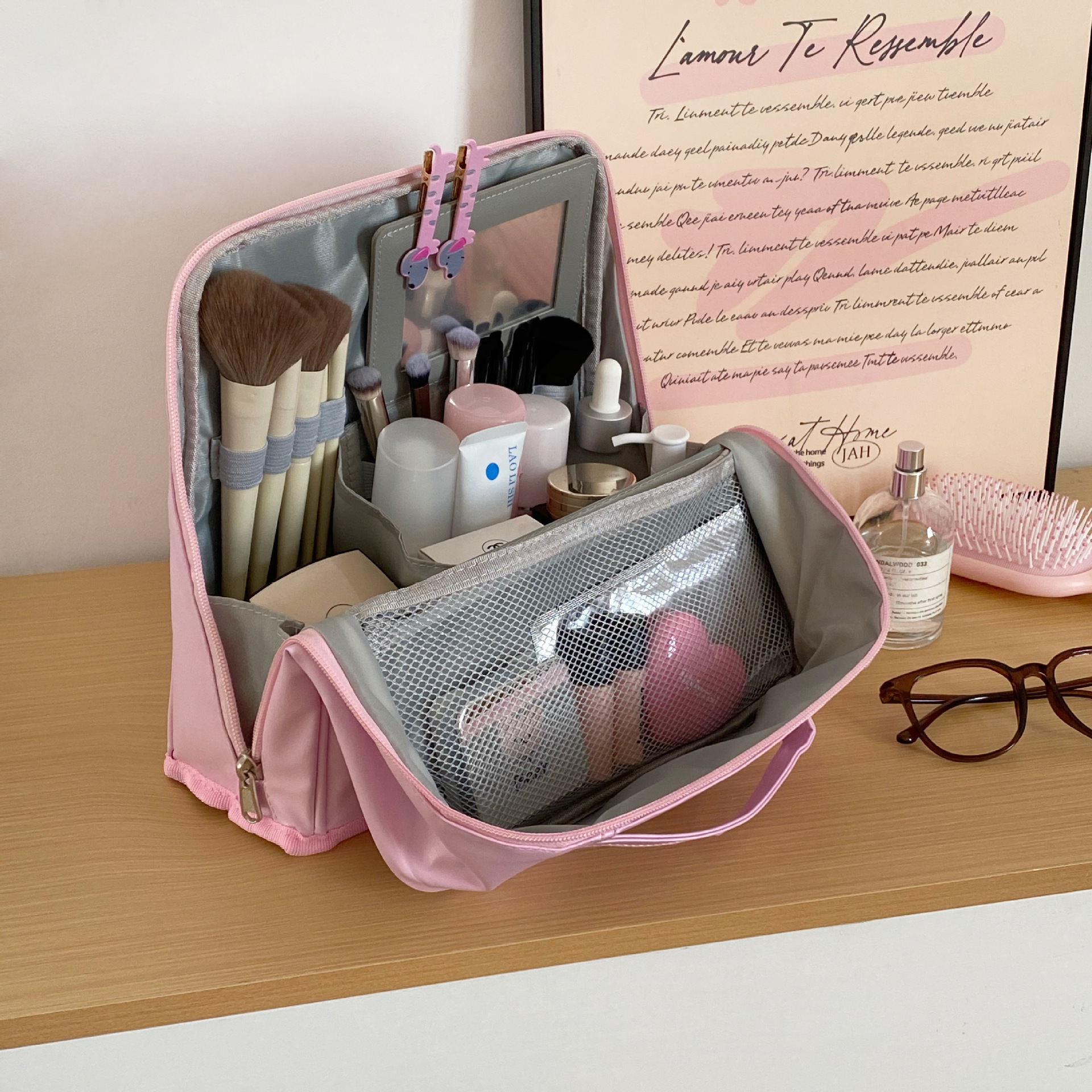 Trousse à maquillage rose avec miroir intégré.